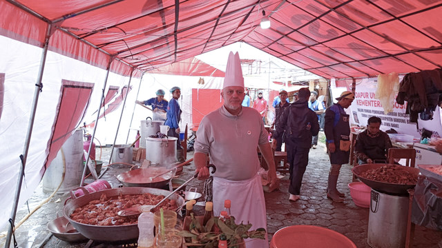 Chef David Caileba, juru masak asal Prancis yang menjadi relawan di dapur umum pengungsian korban longsor Cisarua, Kabupaten Bandung Barat, Kamis (29/1/2026). Foto: Abisatya/kumparan