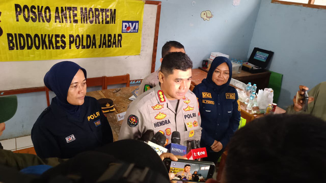 Kabid Humas Polda Jabar, Kombes Pol Hendra Rochmawan, menyampaikan update pencarian korban longsor Cisarua, Kamis (29/1/2026). Foto: Abisatya/kumparan