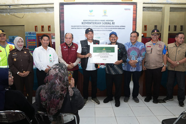 Wamensos Agus Jabo Priyono menyerahkan bantuan Asistensi Rehabilitasi Sosial (ATENSI) kepada penerima manfaat di Desa Gambuhan, Kecamatan Pulosari, Kabupaten Pemalang, Jawa Tengah, pada Kamis (29/1/2026). Foto: Kemensos RI