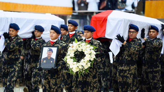 Upacara Persemayaman korban kecelakaan Pesawat ATR 42-500, Ferry Irawan di Aula Politeknik Ahli Usaha Perikanan, Kementerian Kelautan dan Perikanan pada Minggu (25/1). Foto: Dok. Istimewa