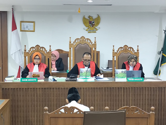 Suasana pembacaan sidang vonis kasus kerusuhan pada aksi demontrasi Agustus 2025 dengan terdakwa Muhammad Nazril. Ia divonis 7 bulan penjara oleh Majelis Hakim Pengadilan Negeri Jakarta Pusat pada Kamis (29/1/2026). Foto: Luthfi Humam/kumparan