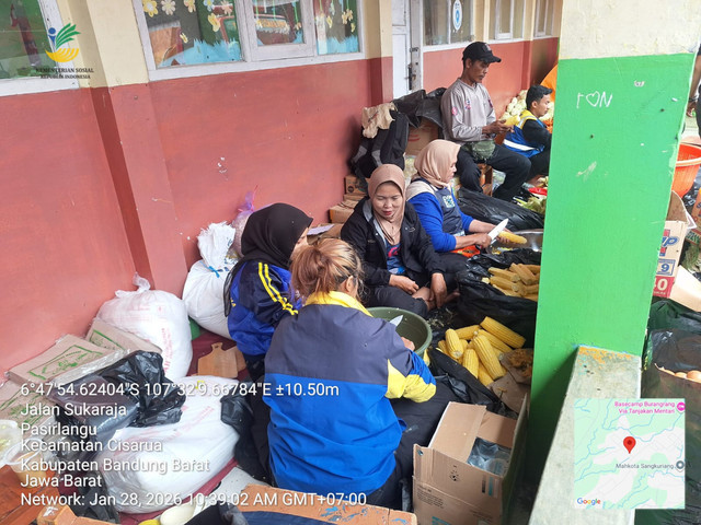 Dinsos dan Tagana Kabupaten Bandung Barat menyalurkan bantuan logistik berupa tenda, selimut, dan paket makanan siap saji kepada korban longsor di Desa Pasirlangu, Kecamatan Cisarua, Bandung Barat, Kamis (29/1/2026). Foto: Kemensos RI