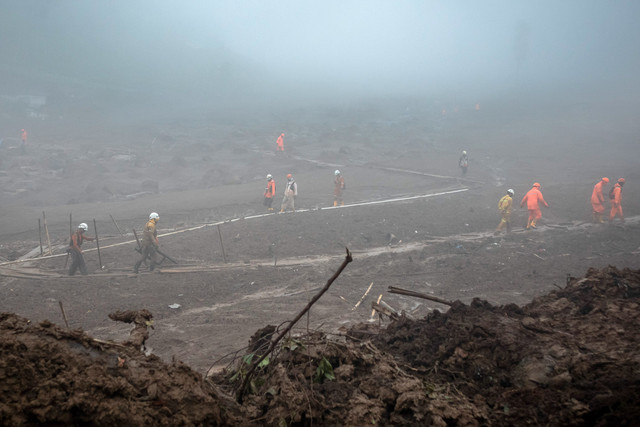 Tim SAR gabungan berjalan meninggalkan lokasi pencarian korban bencana tanah longsor di Pasirlangu, Cisarua, Kabupaten Bandung Barat, Jawa Barat, Kamis (29/1/2026). Foto: Abdan Syakura/ANTARA FOTO