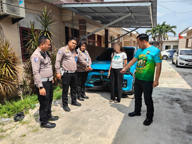 Polisi saat menangkap SH. Dok: Polresta Pekanbaru