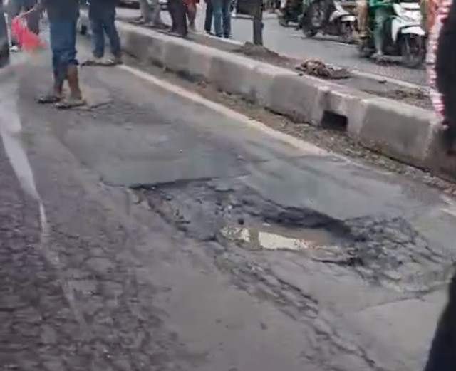 Lubang jalan di Bekasi yang dihindari oleh pemotor. Dok: Istimewa
