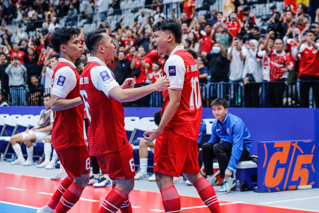 Pemain Timnas futsal Indonesia Firman Adriansyah (kanan)  melakukan selebrasi dengan rekannya usai mencetak gol ke gawang Timnas futsal Kirgistan pada pertandingan grup A AFC Futsal Asian Cup 2026 di Indonesia Arena, Senayan, Jakarta, Kamis (29/1). Foto: Asprilla Dwi Adha/ANTARA FOTO