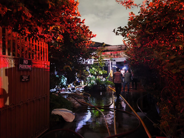Situasi pemadaman kebakaran salah satu rumah yang berada di Jl Cisadane, Cikini, Menteng, Jakarta Pusat, Kamis (29/1/2026). Foto: Jeni Ritanti/kumparan