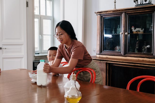 Ilustrasi pemberian susu untuk anak. Foto: Pexels.