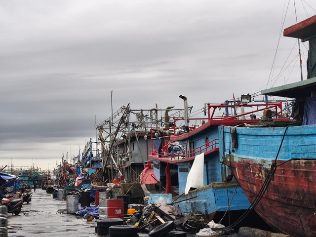 Banyak kapal nelayan tidak melaut akibat cuaca buruk di Dermaga T Pelabuhan Muara Angke, Jakarta Utara, Jumat (30/1). Foto: Jeni Ritanti/kumparan
