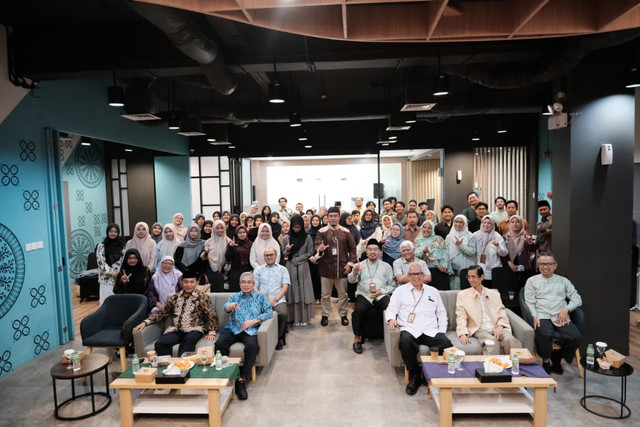 Sesi Foto Bersama Pemateri dan Peserta Usai Diskusi Yang Hangat dan Penuh Makna