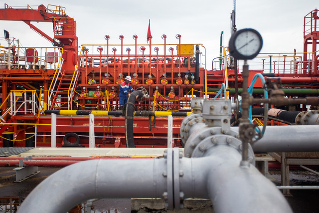 Petugas melakukan proses pemuatan BBM jenis Avtur ke kapal tanker PIS Cinta di dermaga Kilang Pertamina Balongan, Indramayu, Jawa Barat, Kamis (29/1/2026). Foto: Aswaddy Hamid/Antara Foto