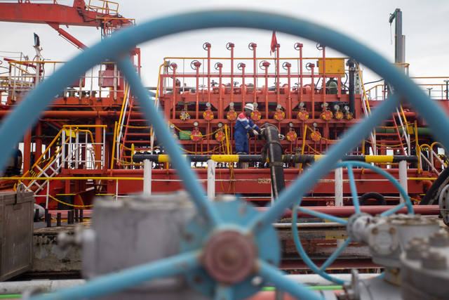 Petugas melakukan proses pemuatan BBM jenis Avtur ke kapal tanker PIS Cinta di dermaga Kilang Pertamina Balongan, Indramayu, Jawa Barat, Kamis (29/1/2026). Foto: Aswaddy Hamid/Antara Foto
