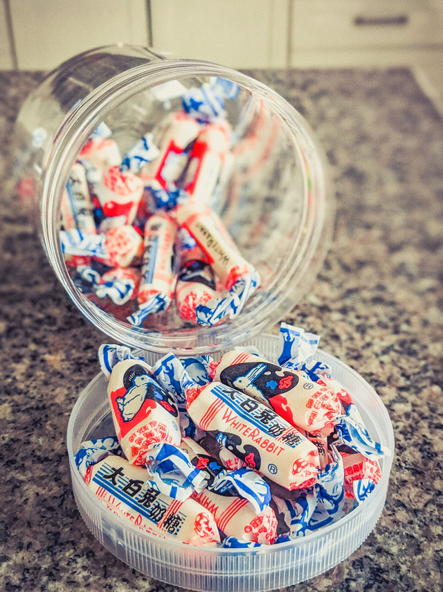 Permen bergambar kelinci putih. Foto: m8setiawan/Shutterstock