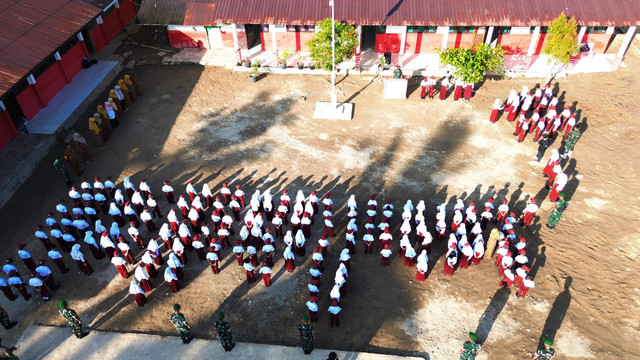 Suasana upacara di Sekolah Dasar Negeri (SDN) 101305 Bandar Tarutung, Kecamatan Angkola Sangkunur, Kabupaten Tapanuli Selatan, Sumatra Utara.  Foto: Dok Bakom RI