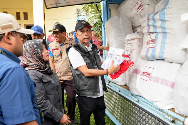 Wamensos Agus Jabo menyalurkan bantuan ke korban banjir di posko pengungsian di Kantor Kecamatan Pulosari, Kabupaten Pemalang, Jawa Tengah, Rabu (29/1/1/2026). Foto: Dok. Kemensos