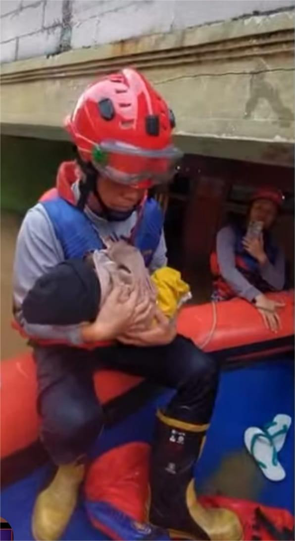 Petugas Damkar mengecakuasi bayi dan balita yang terjebak banjir di kawasan Rawajati, Jakarta Selatan, Jumat (30/1). dok: Damkar Jakarta Selatan