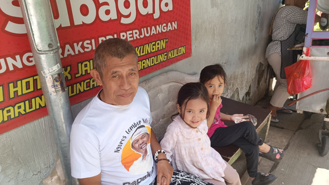 Agus beserta dua cucunya, Kanisa dan Arisa, Jumat (30/1/2026). Foto: Abisatya/kumparan