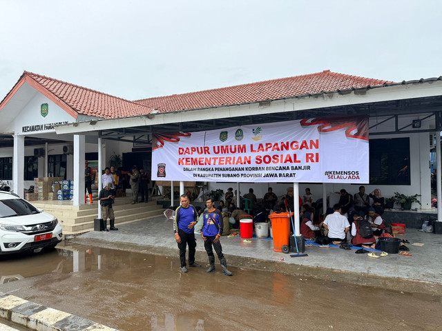 Kemensos salurkan ribuan paket bantuan kepada korban banjir di Kabupaten Subang dan dirikan dapur umum, Senin (27/1/2026). Foto: Kemensos RI