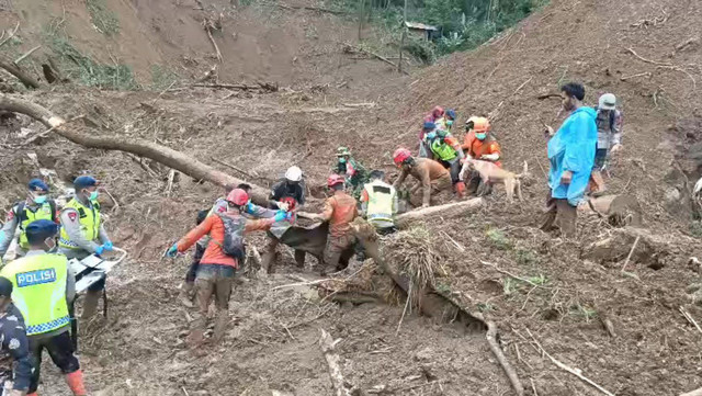 Pencarian korban longsor di Desa Bongas, Kecamatan Watukumpul, Kabupaten Pemalang, Jawa Tengah. Foto: Dok. Polres Pemalang