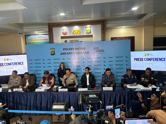 Polisi menggelar konpers terkait meninggalnya influencer Lula Lahfah di Polres Jaksel, Jumat (30/1). Foto: Abid Raihan/kumparan