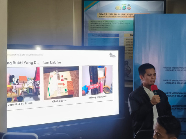 Barang bukti whip pink yang ditemukan di kamar Lula Lahfah saat konferensi pers di Polres Jakarta Selatan, Jumat (30/1/2026). Foto: Abid Raihan/kumparan