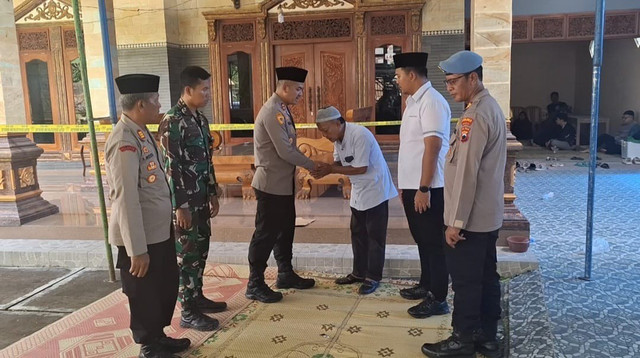 Kapolres Boyolali saat mendatangi TKP rumah korban perampokan. Foto: Dok. Istimewa