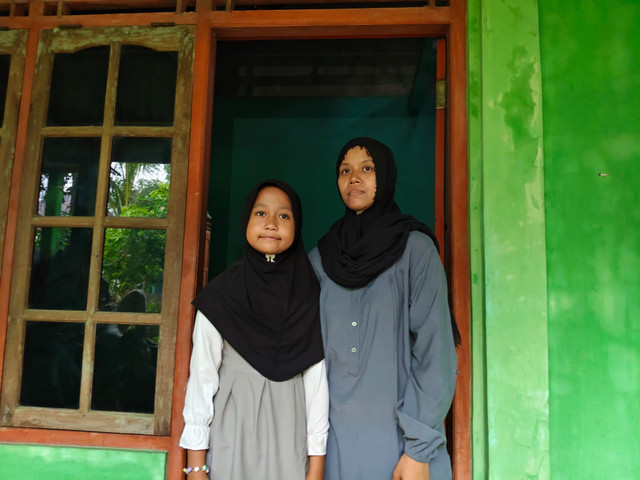Rubiyanti (36) bersama anaknya Ariendra Ralea Irgantari (9) di rumah kontrakannya di Klebakan, Kalurahan Salamrejo, Kapanewon Sentolo, Kabupaten Kulon Progo, Jumat (30/1/2026). Foto: Arfiansyah Panji Purnandaru/kumparan