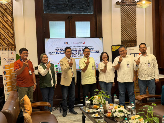 Direktur Komersial KAI Wisata Hetty Herawati, Komisaris Independen PT KAI Yudhistira dan Direktur Bisnis Mikro, Retail, dan Usaha Syariah Bank Jatim Tonny Prasetyo saat penandatanganan MoU antara PT KAI Wisata dan Bank Jatim, Yogyakarta, Jumat (30/1) Foto: Dok. Istimewa