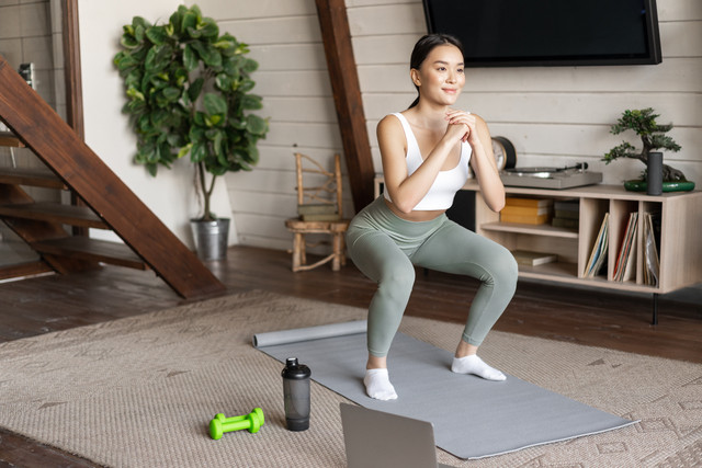 Ilustrasi perempuan olahraga strength training di rumah. Foto: Mix and Match Studio/Shutterstock