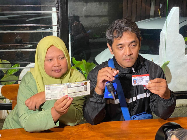 Arsita (kiri) dan Hogi Minaya (kanan) menunjukkan barang bukti yang telah dikembalikan oleh penyidik. Foto: Pandangan Jogja/Resti Damayanti