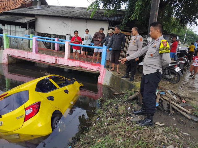 Mobil yang disetiri oknum polisi. Dok: Humas Polres Karawang