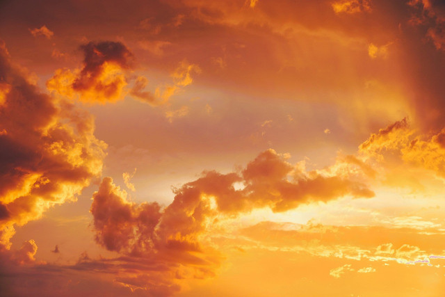 Sore hari ketika malam mulai datang. Foto: Pixabay