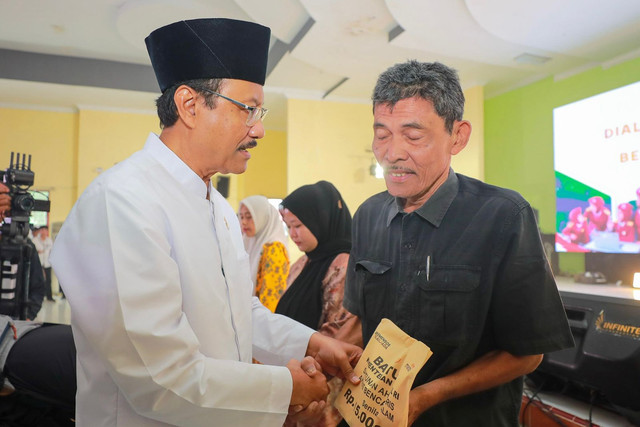 Menteri Sosial Saifullah Yusuf menyerahkan secara simbolik santunan kepada 11 ahli waris korban meninggal dunia akibat banjir Sumatera di Deli Serdang, Sabtu (31/1/2026). Foto: Kemensos RI
