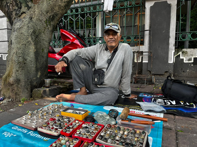 Babeh Icam pedagang batu akik yang masih eksis di Hutan Kota Srengseng, Jakarta Barat, Sabtu (31/1/2026). Foto: Rayyan Farhansyah/kumparan