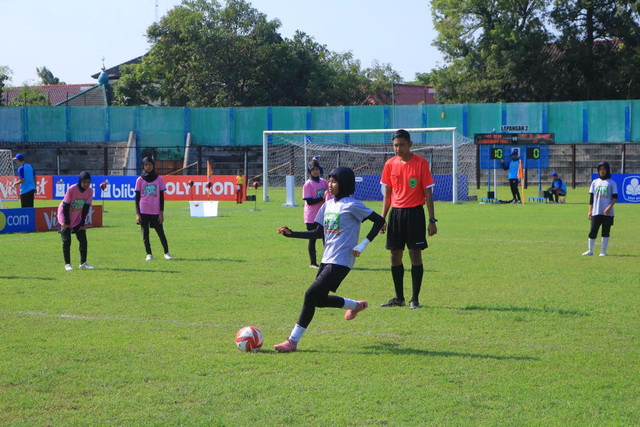 Nadia Shakila dari SDN Muhammadiyah Karangploso tengah berjuang di MilkLife Soccer Challenge Yogyakarta Seri 2 2025/26. Foto: Agri Perdana/kumparan