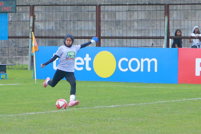 Nadia Shakila dari SDN Muhammadiyah Karangploso tengah berjuang di MilkLife Soccer Challenge Yogyakarta Seri 2 2025/26. Foto: Agri Perdana/kumparan