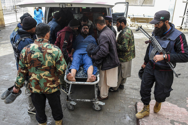Petugas keamanan memindahkan seorang pria yang terluka setelah serangan oleh separatis Baloch di sebuah rumah sakit di Quetta, Pakistan, Sabtu (31/1/2026). Foto: ADNAN AHMED/AFP