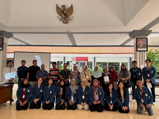 Mahasiswa BBK 7 Universitas Airlangga bersama pelaku UMKM di Kalijudan (Dokumentasi pribadi)