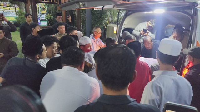 Jenazah Wagub Sulbar Mayjen (Purn) Salim S. Mengga tiba di rumah duka di kawasan Cilandak, Jakarta Selatan pada Sabtu (31/1/2026). Jenazah akan dimakamkan di Taman Makam Pahlawan Kalibata pada Minggu (1/2/2026). Foto: Luthfi Humam/kumparan