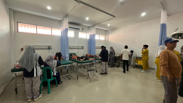 Kondisi siswa usai tertimbun bangunan bersejarah yang ambruk di Siak, Riau. Foto: Dok. Istimewa