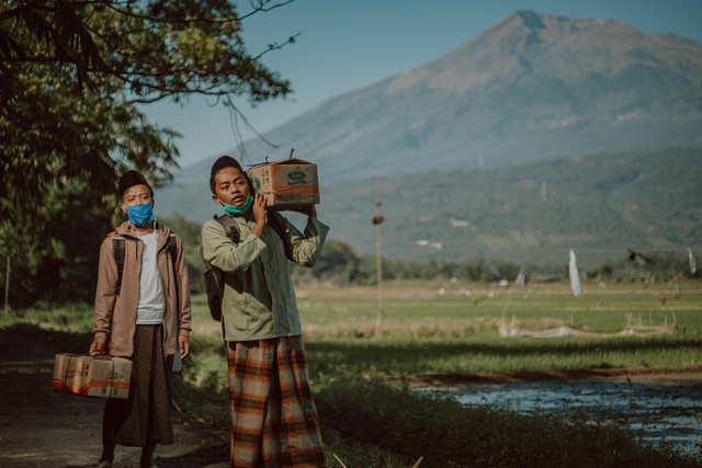 Seorang santri berangkat ke pesantren. Foto: Pixabay