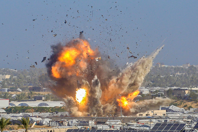 Asap dan api membubung dari tempat penampungan Gath, yang menampung pengungsi Palestina, setelah serangan udara Israel di sebelah barat Khan Yunis, Jalur Gaza selatan pada Sabtu (31/1/2026). Foto: Bashar Taleb/AFP
