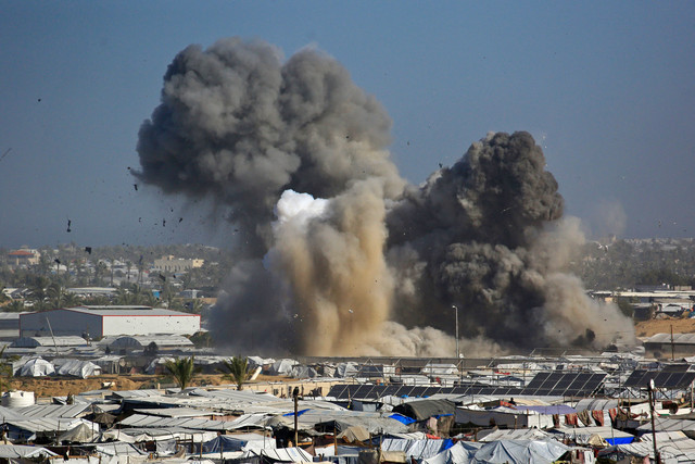 Asap mengepul dari tempat penampungan Gath, yang menampung pengungsi Palestina, setelah serangan udara Israel di sebelah barat Khan Yunis, Jalur Gaza selatan, Sabtu (31/1/2026). Foto: Bashar Taleb/AFP