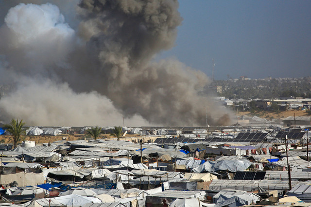 Asap mengepul dari tempat penampungan Gath, yang menampung pengungsi Palestina, setelah serangan udara Israel di sebelah barat Khan Yunis, Jalur Gaza selatan, Sabtu (31/1/2026). Foto: Bashar Taleb/AFP