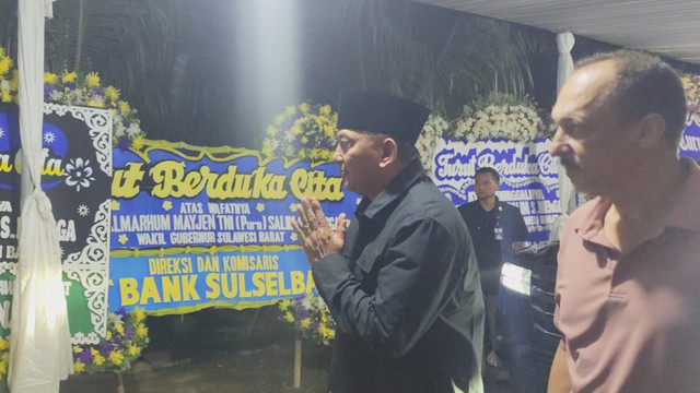 Menteri Pertahanan Sjafrie Sjamsoeddin melayat ke rumah duka Wagub Sulbar Mayjen (Purn) Salim S. Mengga di Cilandak, Jakarta Selatan pada Sabtu (31/1/2026). Foto: Luthfi Humam/kumparan
