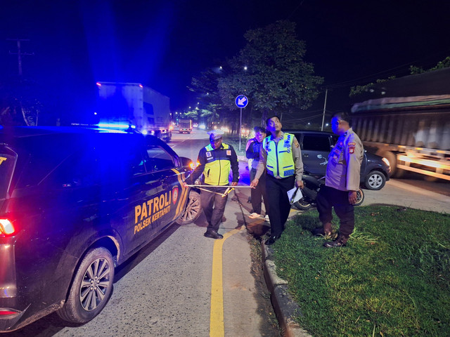 Kecelakaan lalu lintas yang melibatkan sebuah mobil patroli polisi dengan sepeda motor di Jalan Mayjen Yusuf Singadekane, Kota Palembang, Jumat(30/1/2026) malam. Foto: Dok. Istimewa