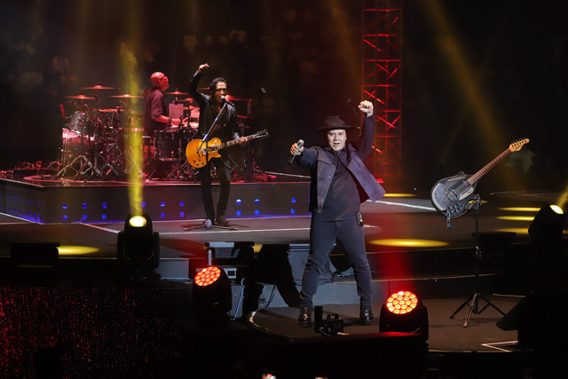 Penampilan band Padi Reborn dalam konsernya yang bertajuk "Konser Dua Delapan" di Tennis Indoor Senayan, Jakarta, Sabtu (31/1/2026). Foto: Jamal Ramadhan/kumparan
