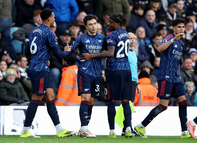 Martin Zubimendi dari Arsenal merayakan gol pertama mereka bersama Piero Hincapie, Noni Madueke, dan Gabriel Magalhaes dari Arsenal pada pertandingan Liga Inggris antara Leeds United vs Arsenal di Elland Road, Leeds, Inggris, Sabtu (31/1/2026). Foto: Scott Heppell/REUTERS
