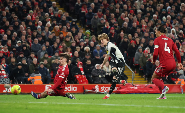 Anthony Gordon (tengah) saat Liverpool vs Newcastle United dalam laga pekan ke-24 Liga Inggris 2025/26 di Stadion Anfield, Minggu (1/2) dini hari WIB. Foto: REUTERS/Phil Noble