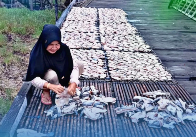 Nasabah Mekaar Cabang Balikpapan, Jum’ah berhasil meningkatkan pendapatan keluarga lewat usaha pengolahan ikan asin berkat pendampingan PNM. Foto: Dok. PNM
